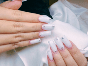 Nageldesign mit weißen Gelnägeln - VIP Beauty Nagelstudio in Nürnberg