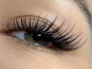 Wimpernverlängerung mit Volumen bei VIP Beauty Nürnberg