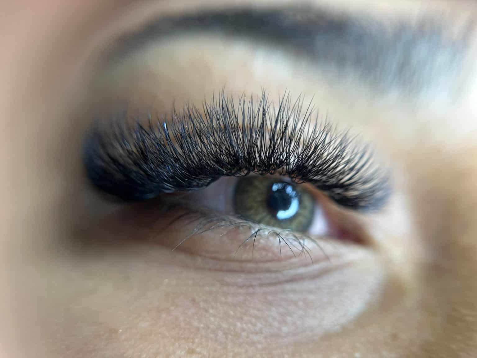 Bild nach einer Wimpernverlängerung bei VIP Beauty mit moderner UV-Technik.