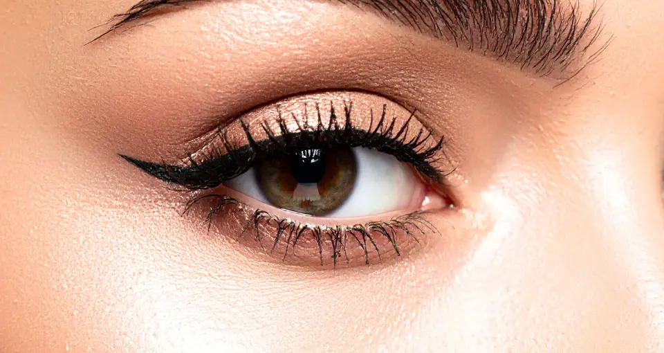 Wimpernkranzverdichtung durch Permanent-Make-up